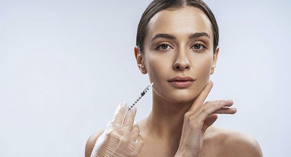 La Turquie est une destination populaire pour le tourisme médical, en particulier pour les procédures de chirurgie esthétique et plastique. Le pays a la réputation d'offrir des soins médicaux de haute qualité à des prix abordables, ce qui en fait une option attrayante pour les personnes souhaitant subir une chirurgie esthétique ou plastique.