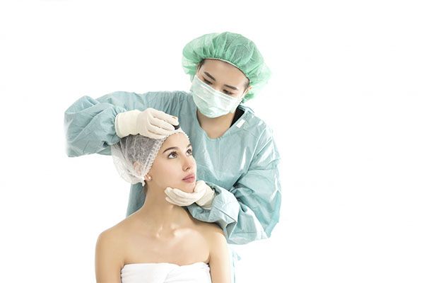 Spécialiste de l'esthétique effectuant un traitement esthétique du visage sur une belle femme, Quels sont les soins esthétiques les plus pratiqués en France?