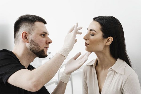 Un médecin spécialiste vérifie le processus esthétique d'une belle femme , Quels sont les soins esthétiques les plus pratiqués en France?