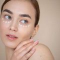 femme avec traitement contour des yeux