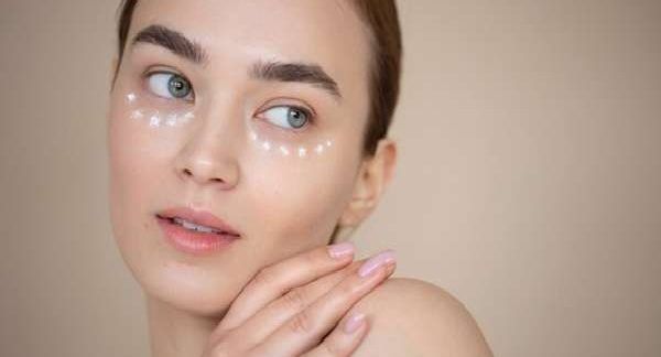 femme avec traitement contour des yeux