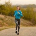 personne qui court pour faire de l'exercice dans une rue