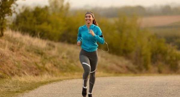personne qui court pour faire de l'exercice dans une rue