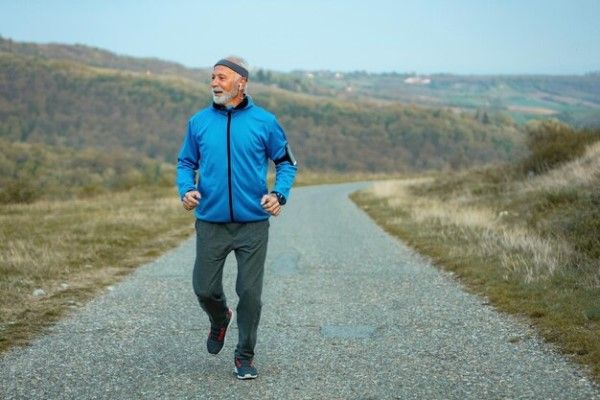 homme âgé marchant dans la rue. Exercices pour améliorer la résistance physique