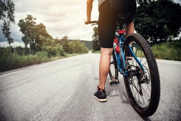 homme faisant du vélo