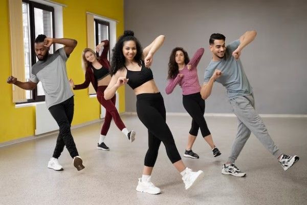Plusieurs personnes dansent. Exercices pour améliorer la résistance physique