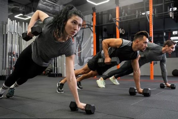les gens font des exercices avec des poids