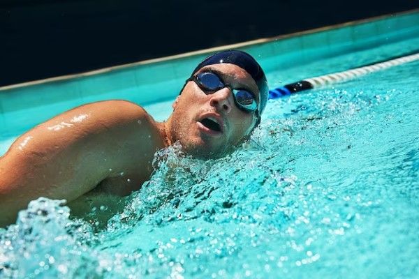 homme dans une piscine nageant