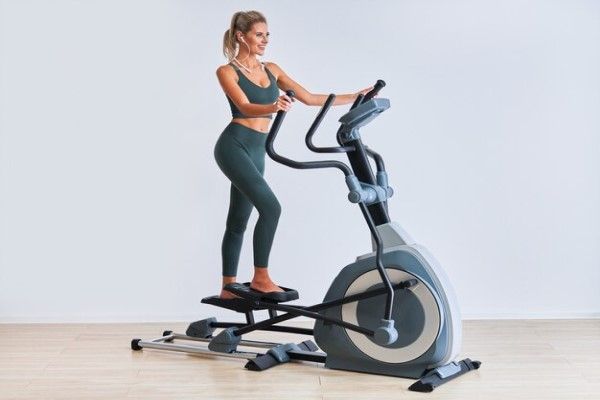 femme sur une machine d'aérobic faisant des exercices