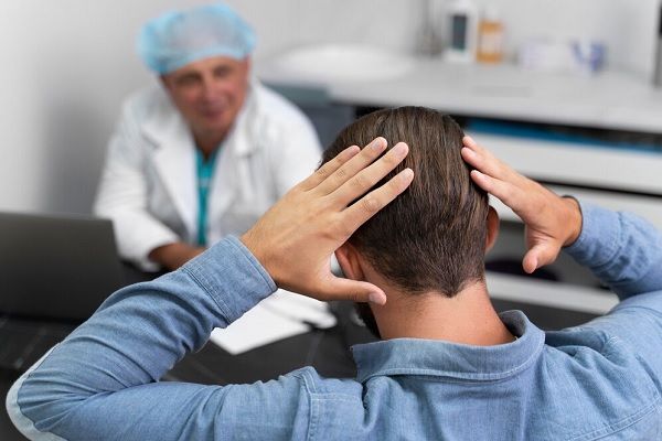 Mâle adulte effectuant une extraction d'unité folliculaire