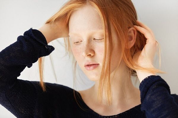 Portrait de jeune femme rousse posant. Perte de cheveux chez les femmes