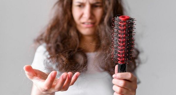 Femme aux cheveux emmêlés
