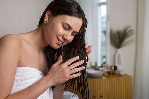 Gardez à l'esprit que les cheveux secs et déshydratés sont deux états différents.