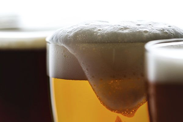 Vous vous demandez peut-être comment hydrater vos cheveux avec de la bière.