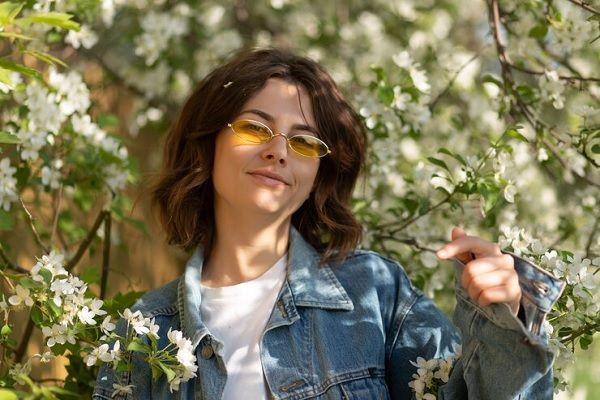 Portrait créatif femme avec fleur. Comment prendre soin de ses cheveux au printemps 