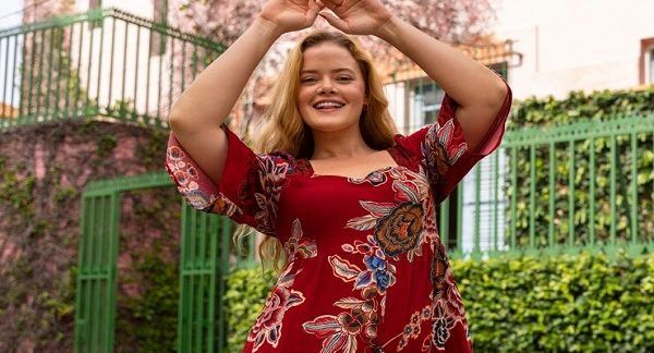 Femme portant une robe d'été. Comment prendre soin de ses cheveux au printemps