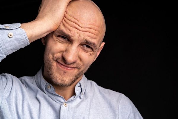 Portrait d'un homme souffrant de schizophrénie