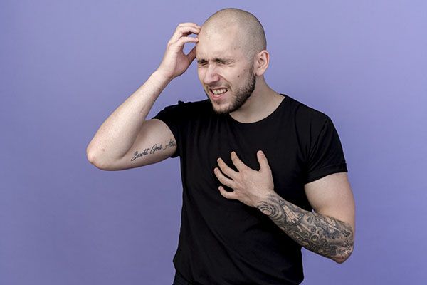 Le gonflement après une transplantation capillaire ne peut pas toujours être évité.