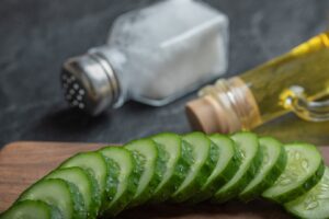 Concombre frais tranché sur une planche en bois. Photo de haute qualité