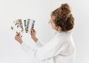 Plan moyen d'une femme choisissant une couleur