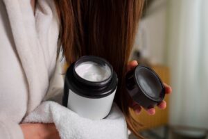 Vue latérale d'une femme aux cheveux défaits, en soirée.