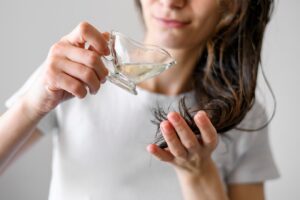 Gros plan d'une femme avec un sérum capillaire