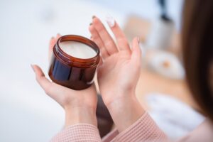 Un beau flacon de crème à la main, Comment choisir entre un gel capillaire ou une cire