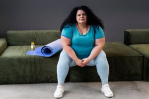 Plan d'ensemble d'une femme faisant de l'exercice à la salle de sport. Réduire la graisse corporelle