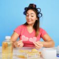 Portrait d'une jeune femme caucasienne en pleine journée de beauté et de soins de la peau. Conseils pour se débarrasser des pellicules chez les femmes