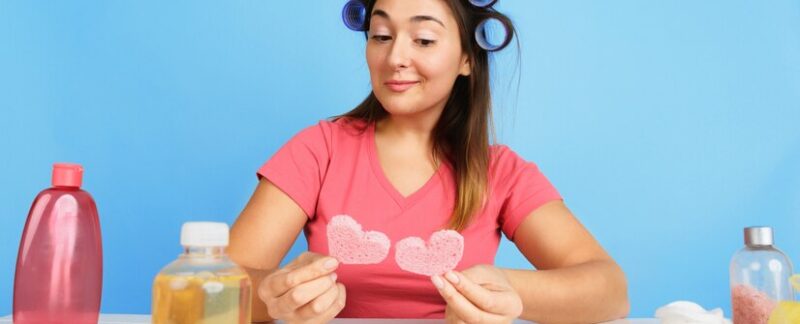 Portrait d'une jeune femme caucasienne en pleine journée de beauté et de soins de la peau. Conseils pour se débarrasser des pellicules chez les femmes