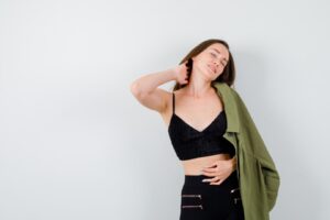 Jeune fille expressive posant en studio