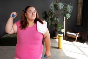 Vue de face d'une femme faisant de l'exercice à la salle de sport