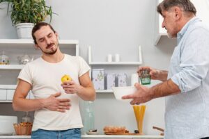 Père offrant à son fils un verre d'eau et un bol. Comment améliorer votre santé digestive