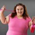 Vue de face d'une femme faisant de l'exercice à la salle de sport. Réduire la graisse corporelle chez les femmes