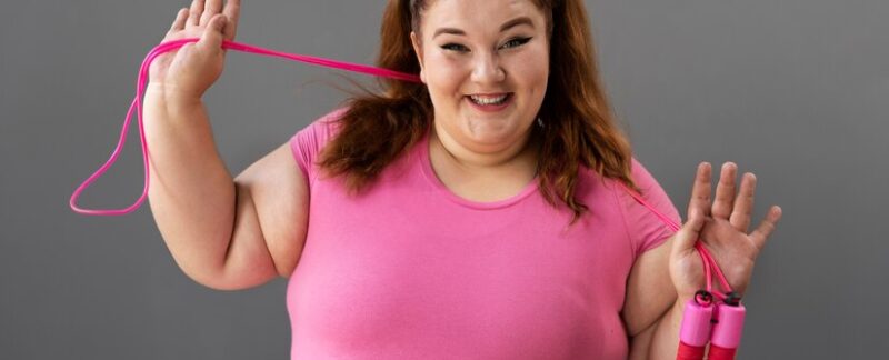 Vue de face d'une femme faisant de l'exercice à la salle de sport. Réduire la graisse corporelle chez les femmes